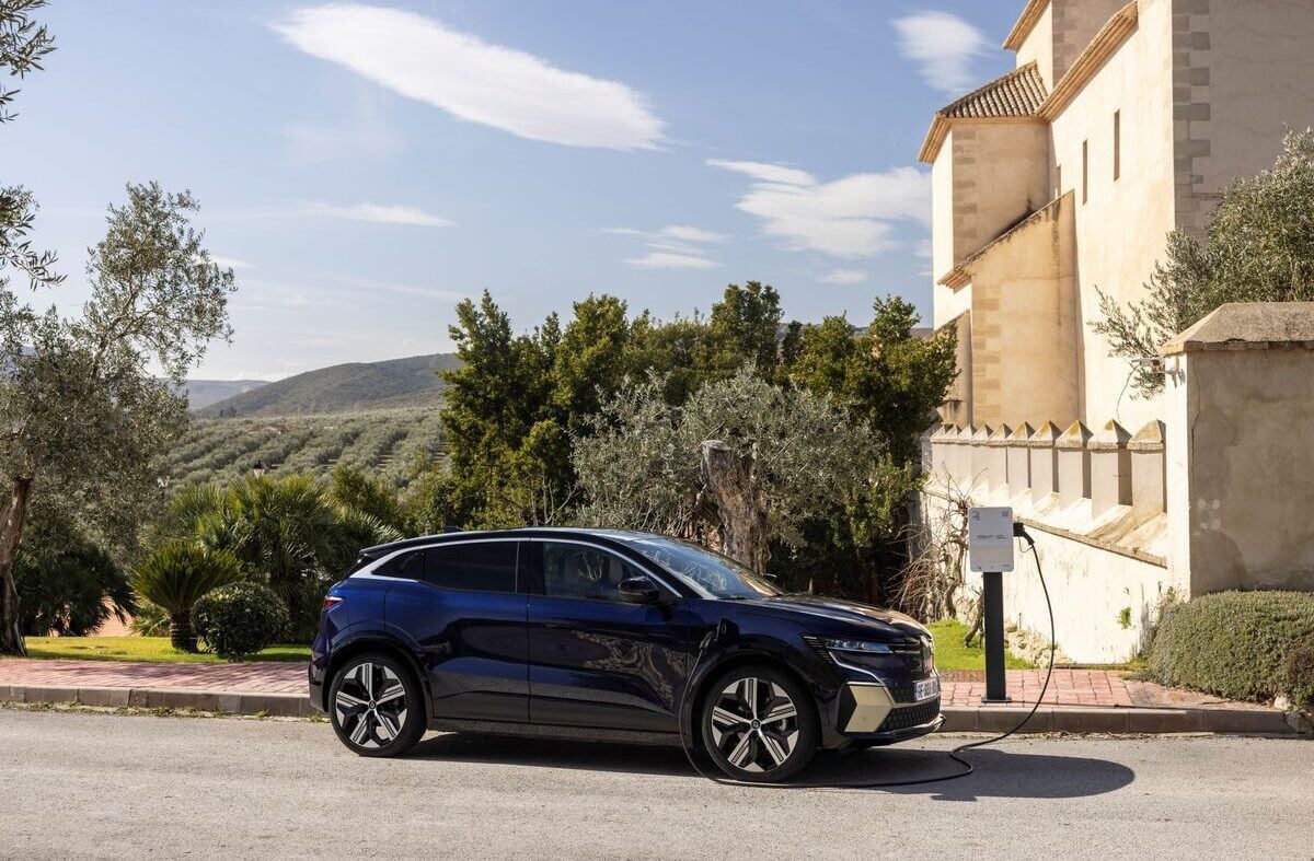 all-new-renault-megane-e-tech-electric-iconic-version-midnight-blue-drive-tests-1