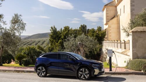 all-new-renault-megane-e-tech-electric-iconic-version-midnight-blue-drive-tests-1