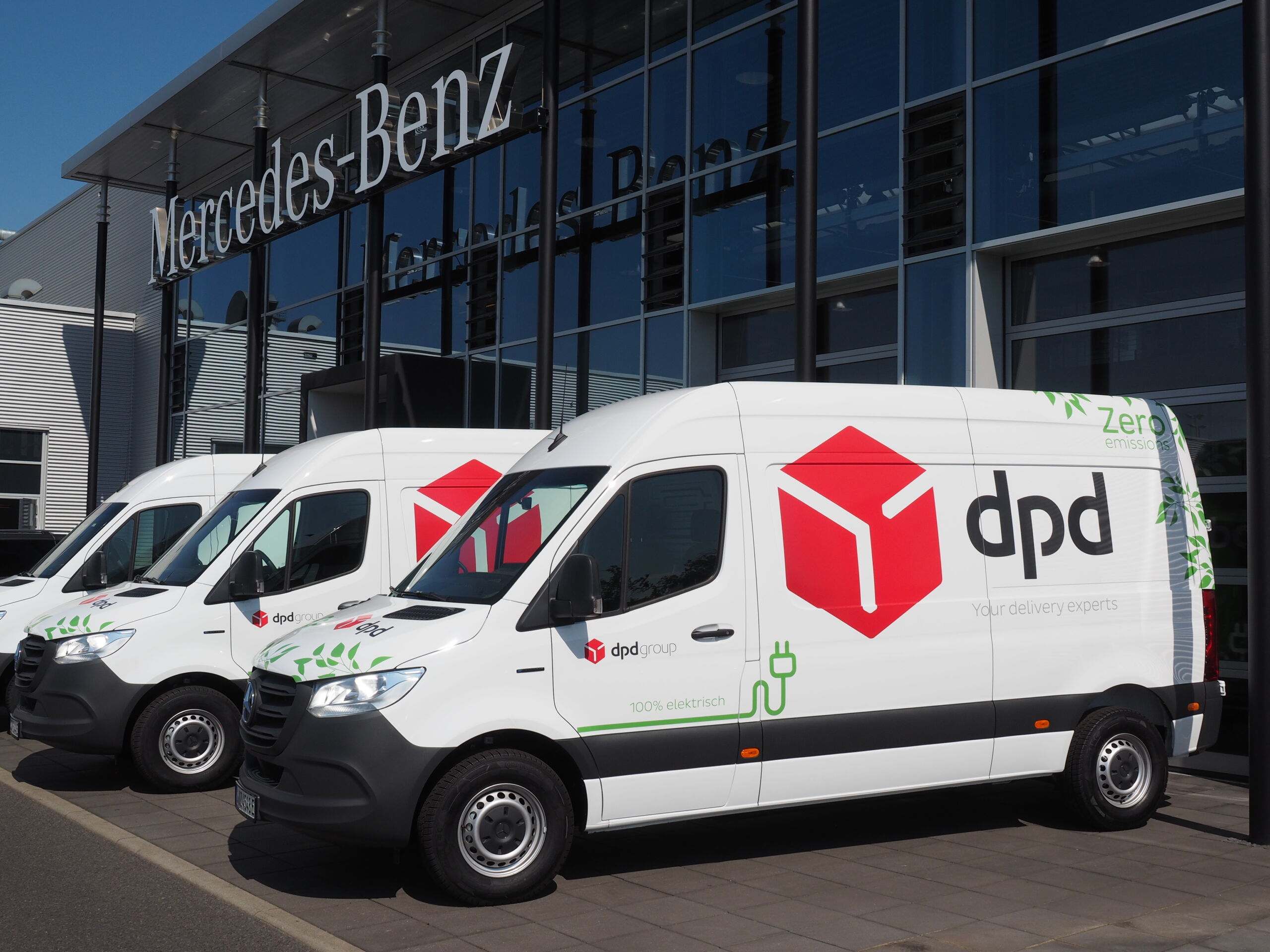 Lokal emissionsfrei unterwegs: Mercedes-Benz Vans übergibt erstmals eSprinter an DPD