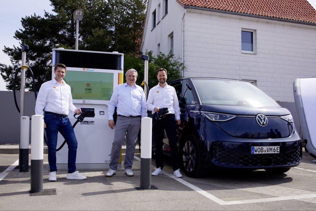 From left to right: Carlo Cumpelik, Head of Network Development, Shell Deutschland GmbH, Simon Löffler, Chief Commercial Officer at Elli, Tobias Bahnsen, Head of E-Mobility, Shell Deutschland GmbH